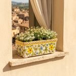 Fioriera rettangolare con decoro floreale in ceramica di Caltagirone