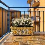 Fioriera rettangolare con decoro floreale in ceramica di Caltagirone