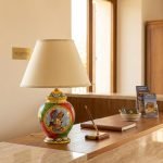 Abat-jour H cm 21 in ceramica in stile Carretto Siciliano con figura Paladino