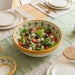 Ciotola per insalata in ceramica siciliana di Caltagirone decorata a mano