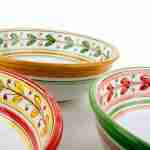 Ciotola per insalata in ceramica siciliana di Caltagirone decorata a mano