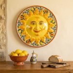 Sole Grande in Ceramica (Ø cm 43) da Appendere a Parete. Decorato a Mano, Caltagirone.