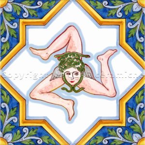 Mattonella Trinacria siciliana fatta a mano ceramica di Caltagirone