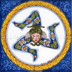 Piastrella Trinacria siciliana fatta a mano ceramiche di Caltagirone