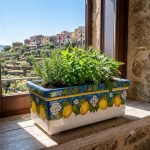 Fioriera rettangolare con decoro limoni e fondo blu in ceramica di Caltagirone