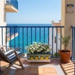 Fioriera rettangolare con decoro limoni e fondo blu in ceramica di Caltagirone