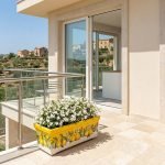 Fioriera rettangolare con decoro limoni e fondo giallo in ceramica di Caltagirone