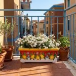 Fioriera rettangolare con decoro limoni e fondo rosso in ceramica di Caltagirone