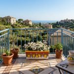 Fioriera rettangolare con decoro limoni e fondo rosso in ceramica di Caltagirone