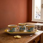 Servizio da the per due in ceramica con bricco per latte. Ceramica siciliana di Caltagirone realizzata decorata a mano, decoro AMBRA